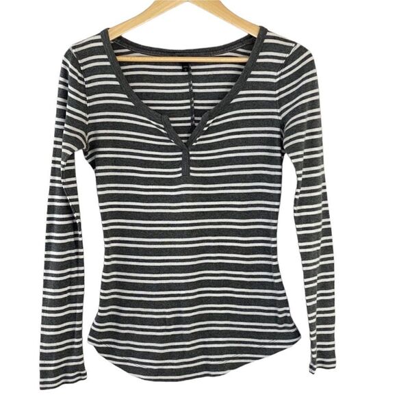Express Tops - Express gray stripe fitted thermal top small